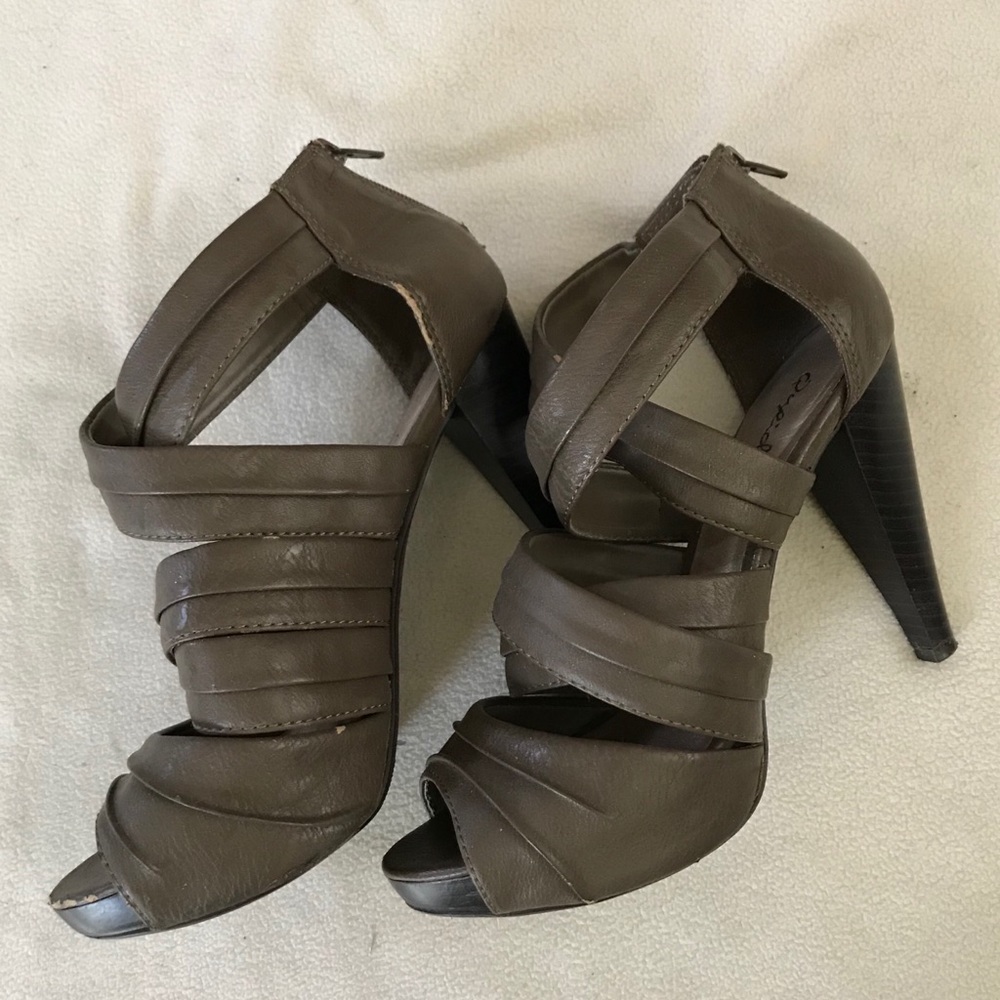 Qupid gray/tan strappy open peep toe heels sz 6.5